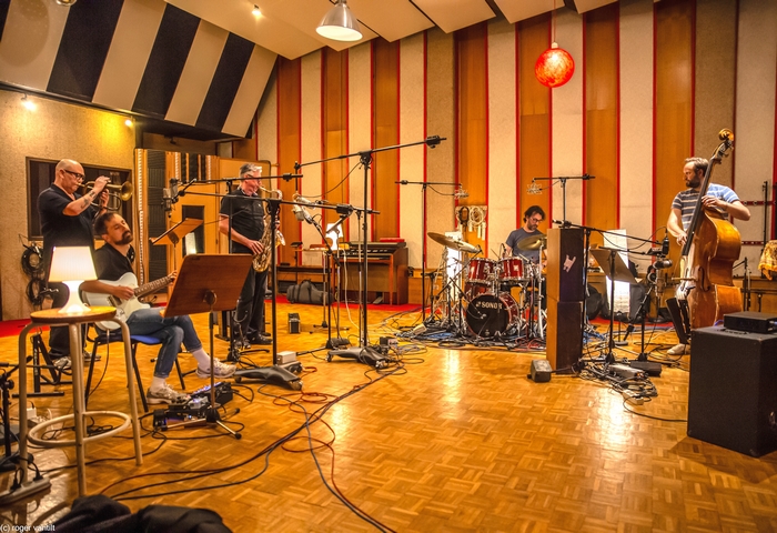 Laurent Doumont et son groupe en studio (Photo par Roger Vantilt)
