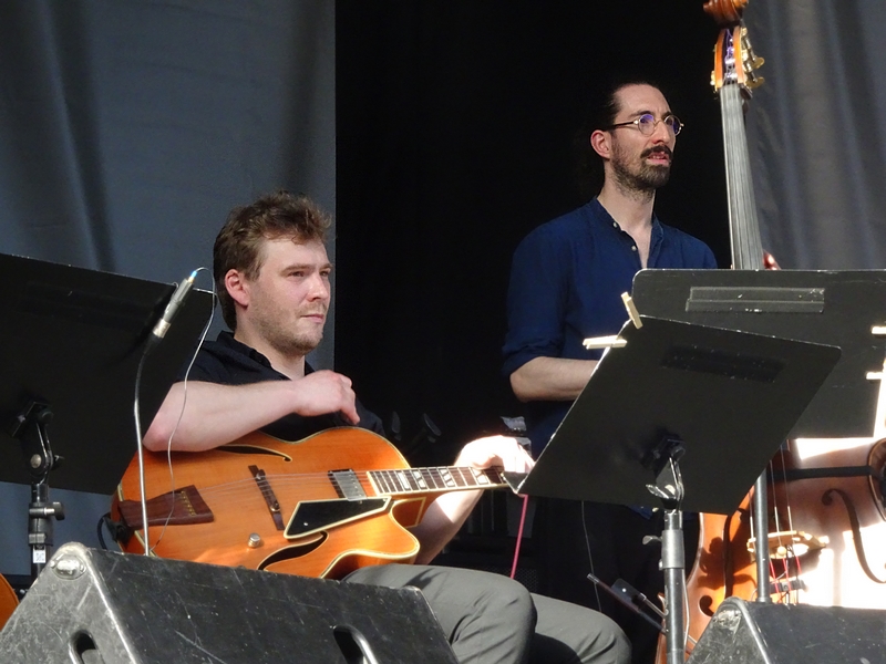 Guillaume Gillain (guitare) et Fil Caporali (contrebasse)