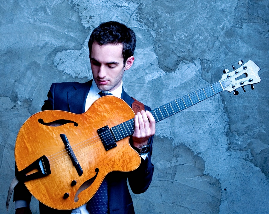 Julian Lage et sa guitare archtop Manzer